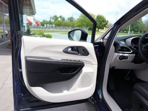 Used 2024 Chrysler Pacifica Touring-L FWD image 13