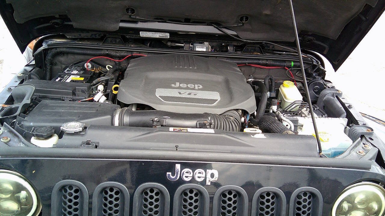 Used 2014 Jeep Wrangler Unlimited Sahara w/ Dual Top Group AWD/4WD image 39