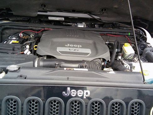 Used 2014 Jeep Wrangler Unlimited Sahara w/ Dual Top Group AWD/4WD image 39