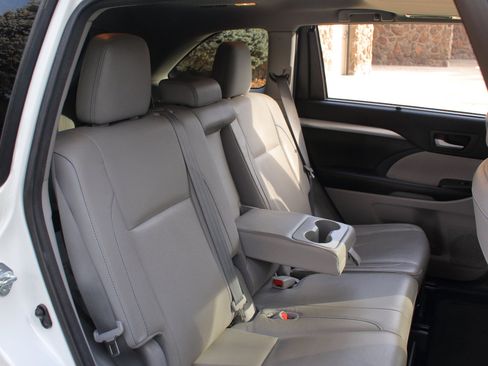 Used 2017 Toyota Highlander XLE image 40