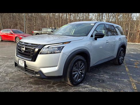 Used 2023 Nissan Pathfinder S image 4
