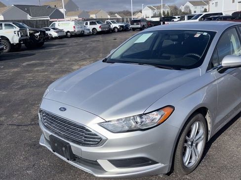 Used 2018 Ford Fusion SE w/ Fusion SE Technology Package image 4