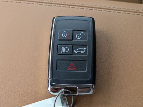 Used 2024 Land Rover Defender 110 SE image 29