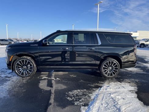 Used 2025 Chevrolet Suburban High Country image 2