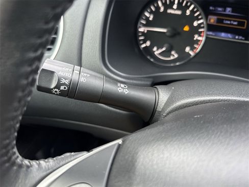 Used 2020 Nissan Pathfinder SV image 18