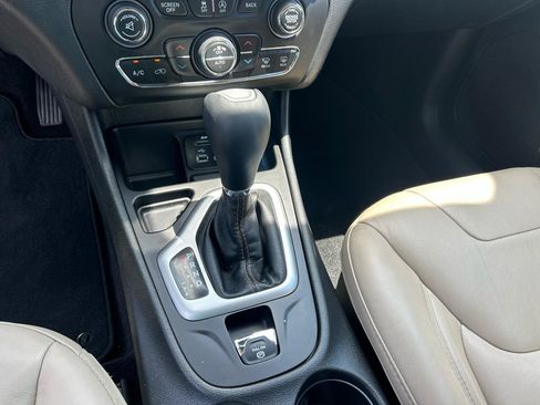 Used 2017 Jeep Cherokee Limited w/ Technology Group FWD image 19