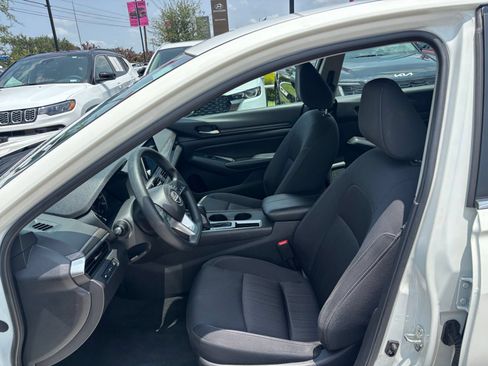Used 2025 Nissan Altima 2.5 SV FWD image 27