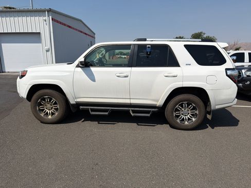 Used 2019 Toyota 4Runner SR5 AWD/4WD image 8