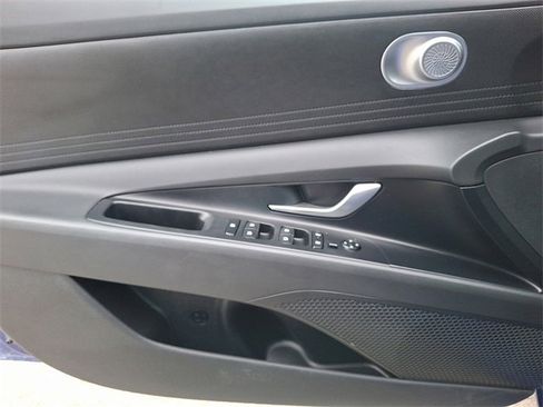 Used 2025 Hyundai Elantra SE image 12