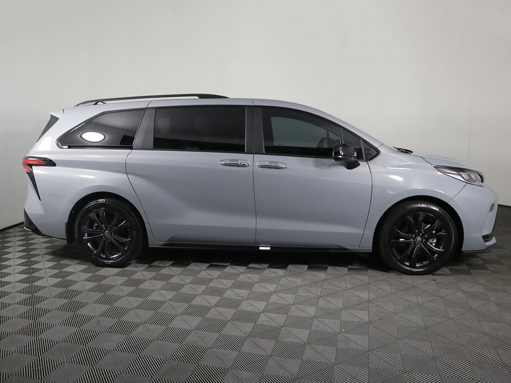 Used 2025 Toyota Sienna XSE FWD image 19