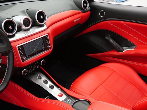 Used 2017 Ferrari California T image 30