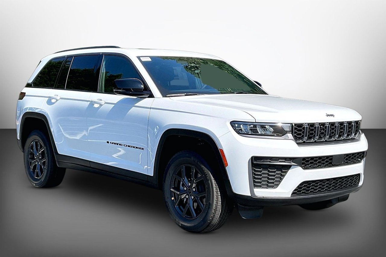 New 2027 Jeep Grand Cherokee Altitude RWD image 2