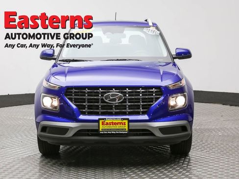 Used 2025 Hyundai Venue SEL image 2