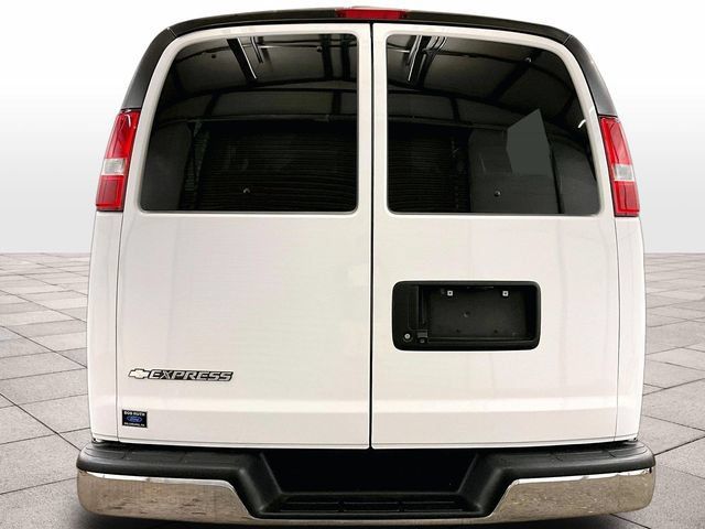Used 2018 Chevrolet Express 3500 LT w/ LT Preferred Equipment Group RWD image 4