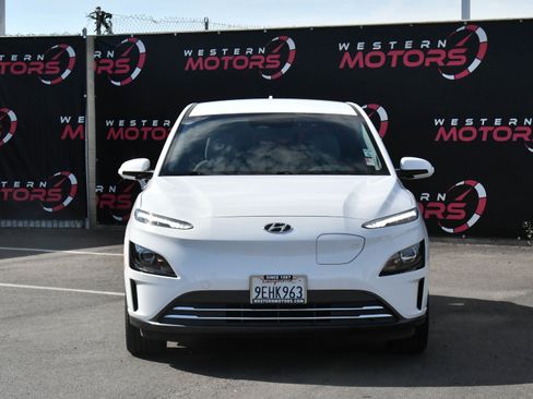 Used 2023 Hyundai Kona SE image 2