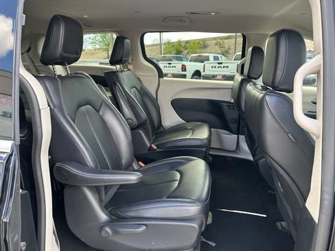 Used 2024 Chrysler Pacifica Limited FWD image 20