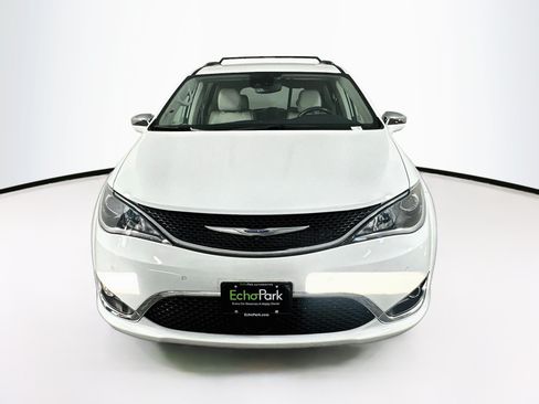 Used 2020 Chrysler Pacifica Limited w/ Tire & Wheel Group FWD image 2