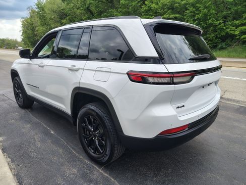 Certified 2024 Jeep Grand Cherokee Altitude AWD/4WD image 7