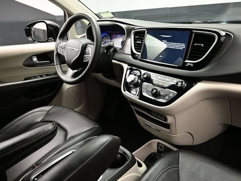 Certified 2024 Chrysler Pacifica Touring-L FWD image 14