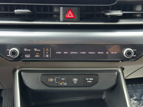 Used 2025 Kia Carnival FWD image 30