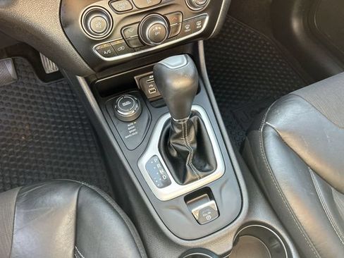 Used 2018 Jeep Cherokee Latitude Plus w/ Cold Weather Group AWD/4WD image 22