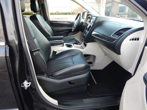 Used 2015 Chrysler Town & Country Touring-L w/ Driver Convenience Group FWD image 18
