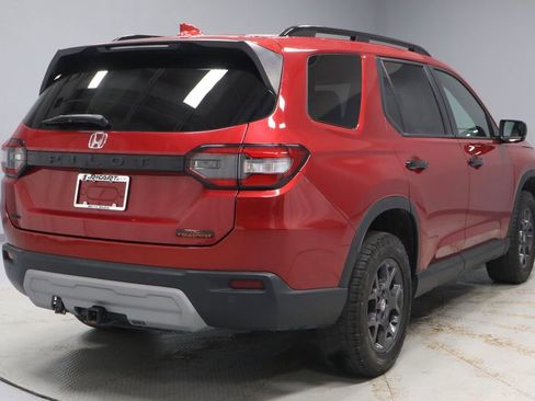 Used 2025 Honda Pilot TrailSport image 11