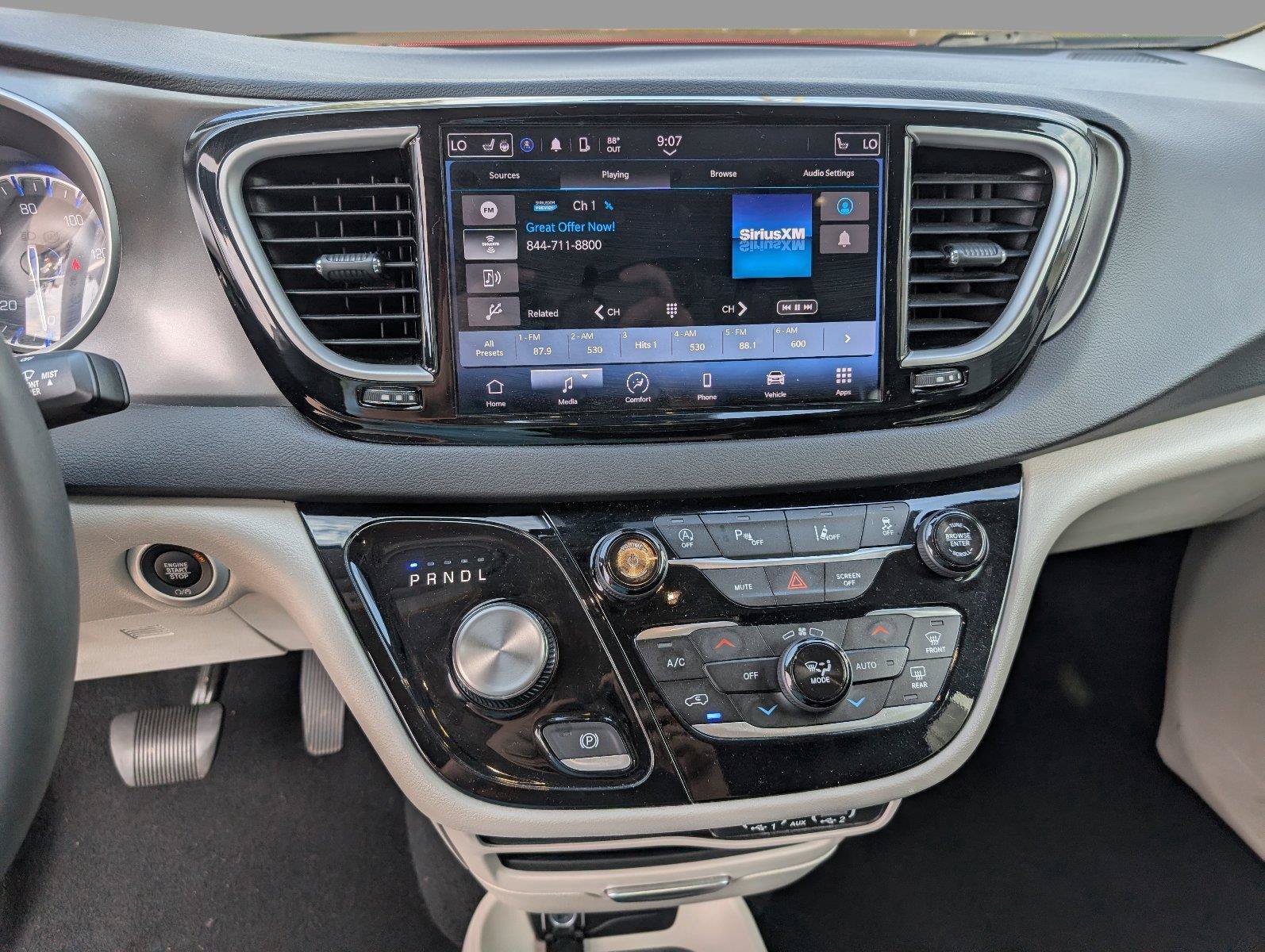 Used 2024 Chrysler Pacifica Touring-L FWD image 17