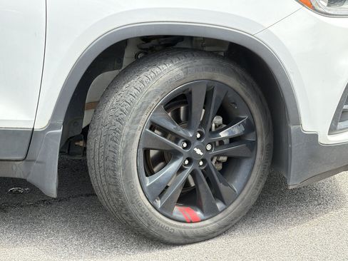 Used 2019 Chevrolet Trax LT w/ Sun & Sound Package FWD image 9