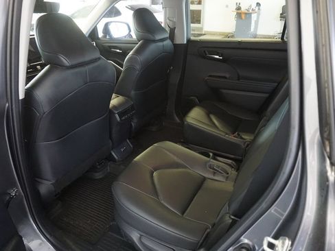 Used 2023 Toyota Highlander XLE AWD/4WD image 23