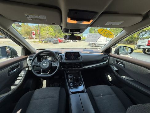 Used 2023 Nissan Rogue SV image 11