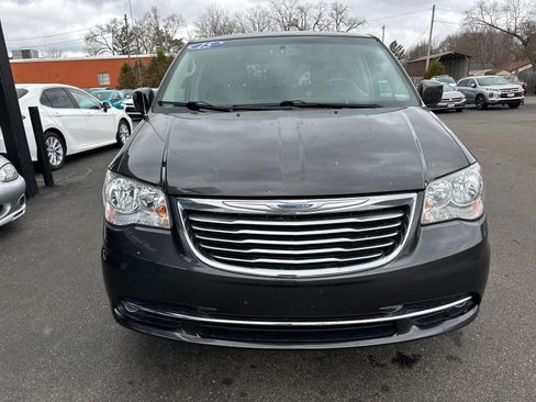 Used 2015 Chrysler Town & Country Touring w/ Driver Convenience Group image 3