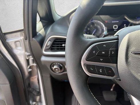 Used 2026 Chrysler Pacifica Select FWD image 18