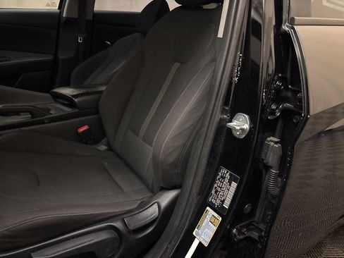 Used 2022 Hyundai Elantra SE image 11