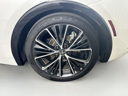 Used 2025 Toyota Prius XLE image 11