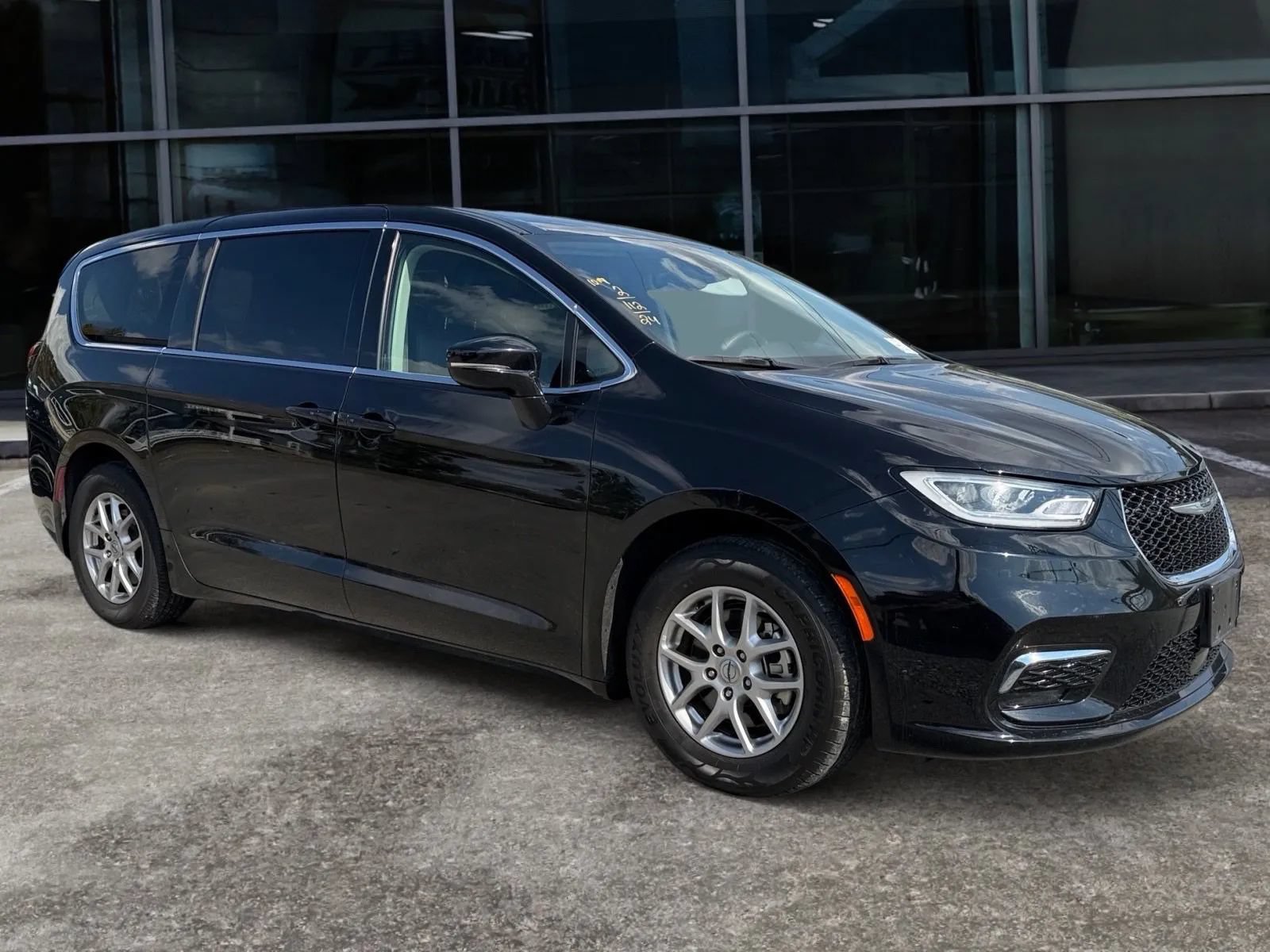 Used 2024 Chrysler Pacifica Touring-L FWD image 1