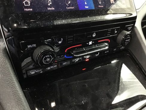 Used 2023 Jeep Grand Cherokee L Limited image 17