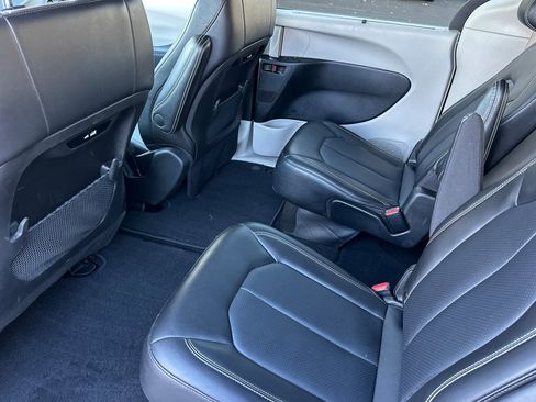 Used 2024 Chrysler Pacifica Touring-L image 12