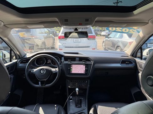 Used 2020 Volkswagen Tiguan SE w/ Panoramic Sunroof Package image 32
