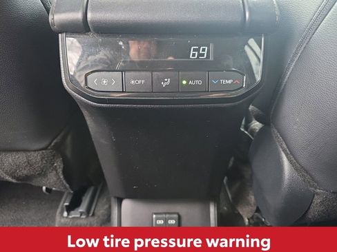 Used 2024 Toyota Highlander XLE image 21