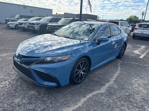 Used 2023 Toyota Camry SE FWD image 3