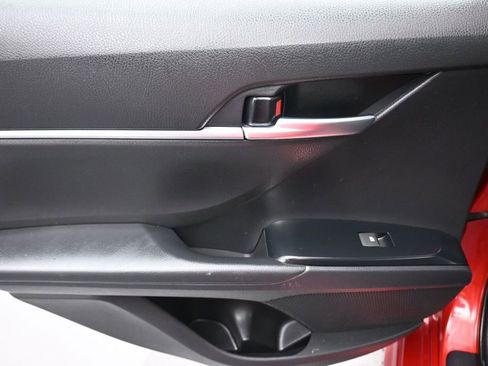 Used 2020 Toyota Camry SE w/ Sunroof Package FWD image 32