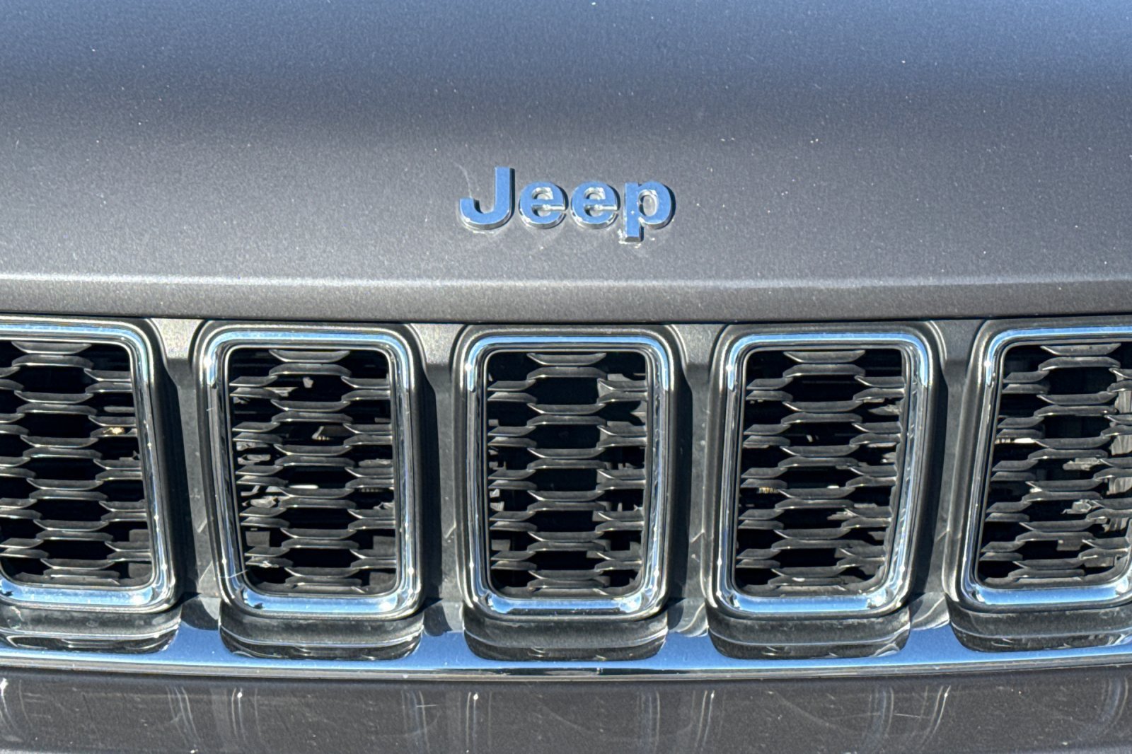 Used 2023 Jeep Grand Cherokee Laredo AWD/4WD image 46