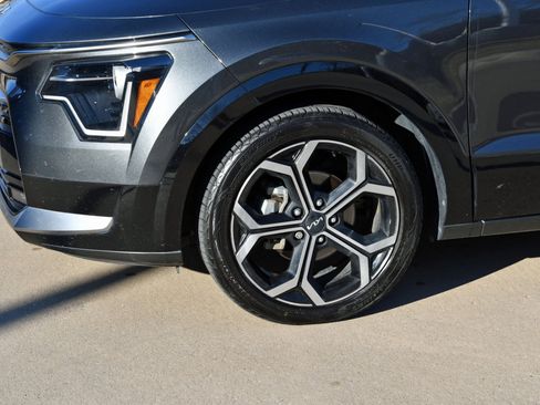 Used 2023 Kia Niro EX Touring image 4