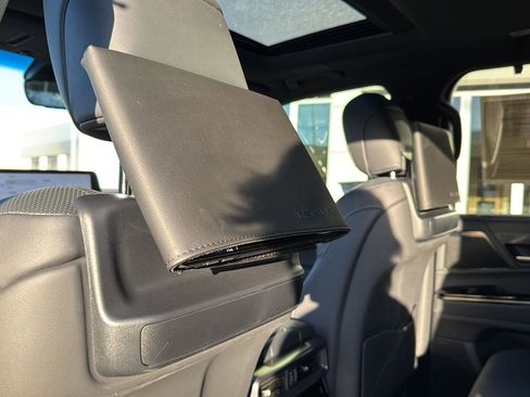 Used 2023 Lexus LX 600 4WD w/ Luxury Package image 17