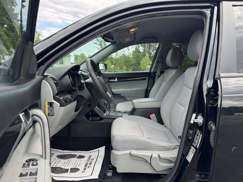 Used 2013 Kia Sorento LX w/ Convenience Pkg FWD image 9