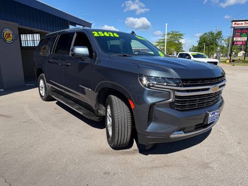 Used 2021 Chevrolet Suburban LT w/ Luxury Package AWD/4WD image 3