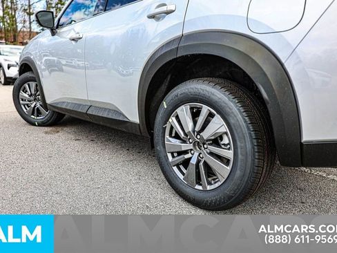 Used 2025 Nissan Pathfinder SV image 17