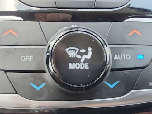 Used 2023 Chrysler Pacifica Touring-L FWD image 10