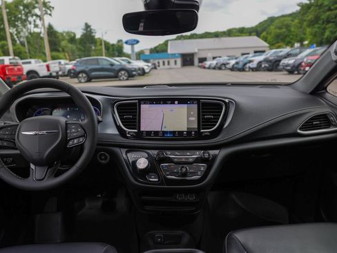 Used 2024 Chrysler Pacifica Limited FWD image 28